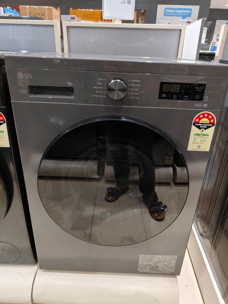 Close Front view of an LG FHB1207Z2M 7 kg front‑loading washing machine