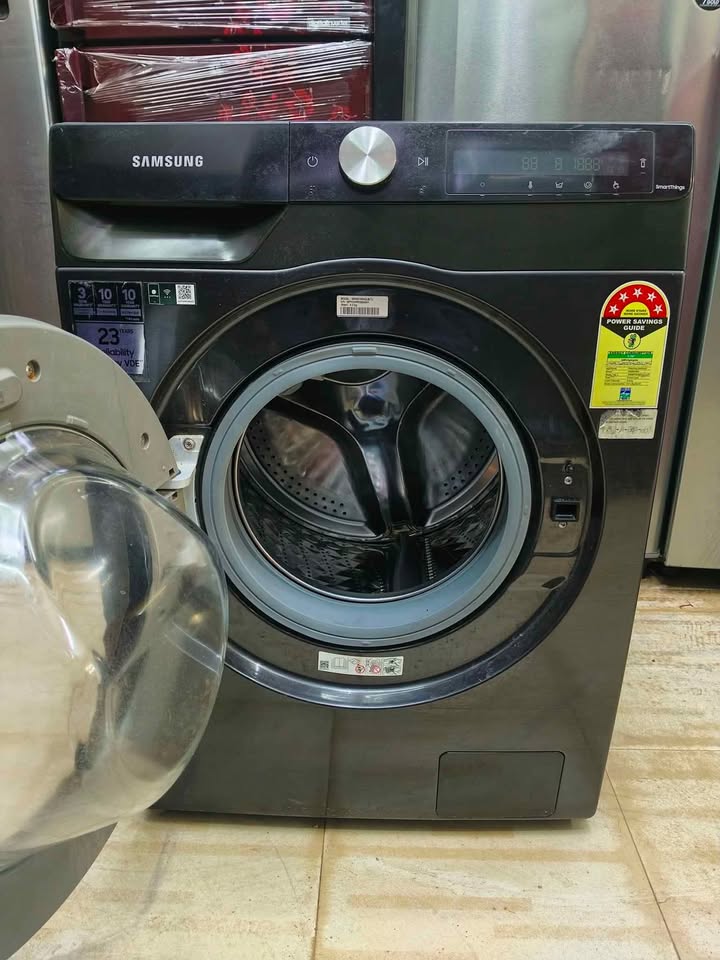 Black Samsung WW70T502NAN1TL 7 kg front-load washer with visible drum and open door