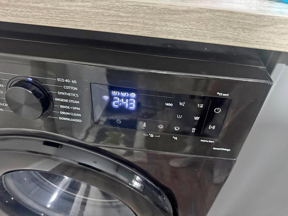 Front view of Samsung washing machine programs, including Eco, Cotton, Synthetics cycles and LED screen showing selected wash cycle and remaining time