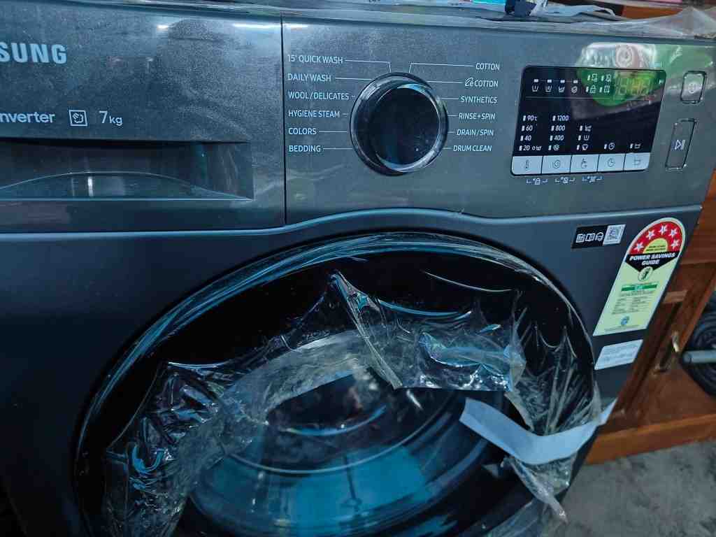 Washing program selection dial and digital display of Samsung 7 KG WW70R22EK0XFront Load washing machine